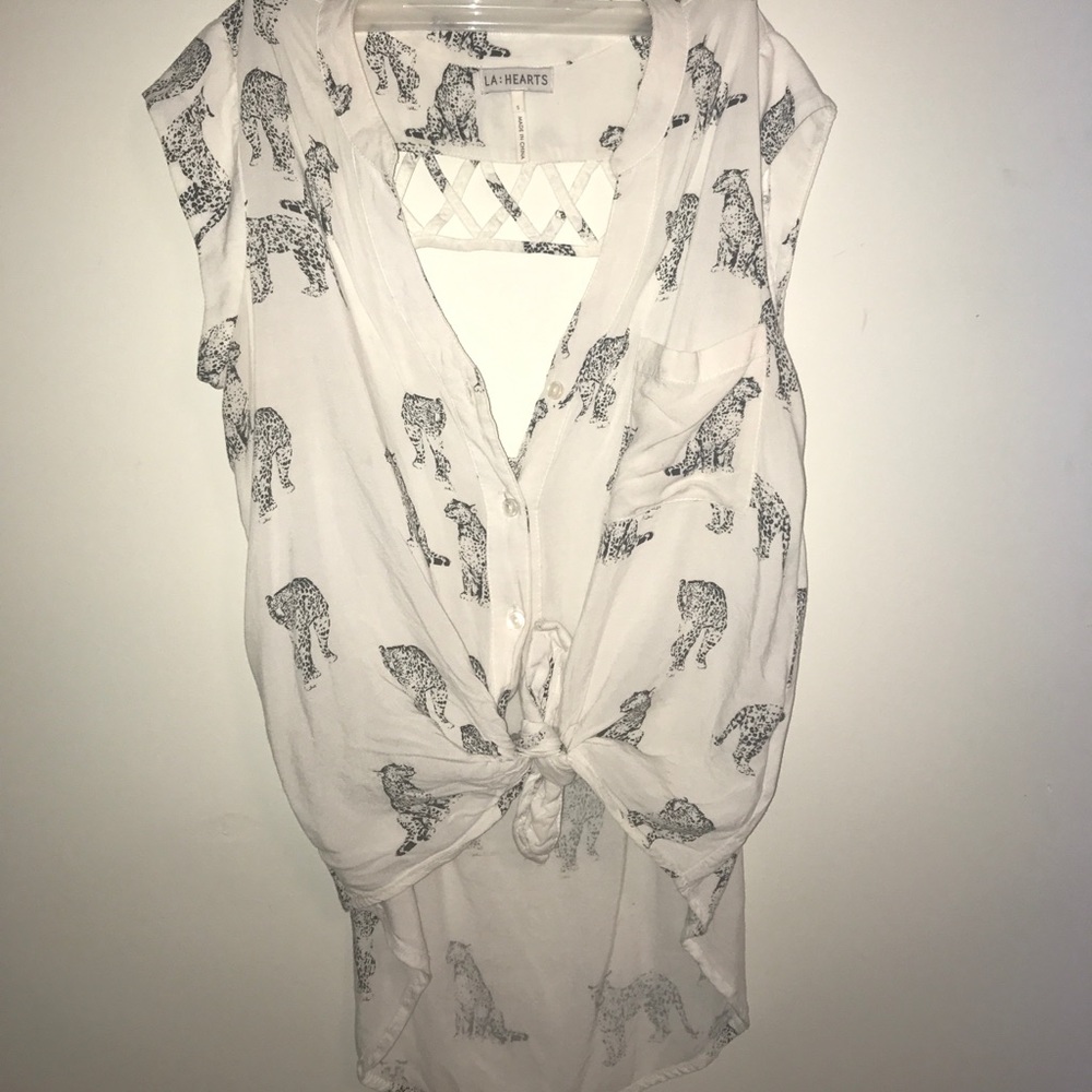 Blouse! White very trendy! Make offers :)