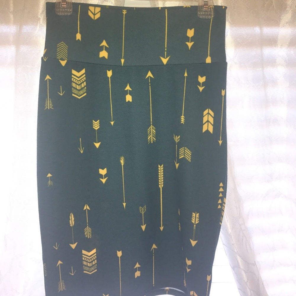 Small Lularoe Cassie Skirt NWOT Arrows