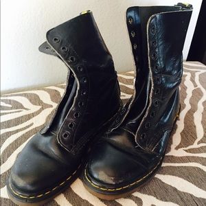 Dr. Martens 10 eye vintage black leather boots