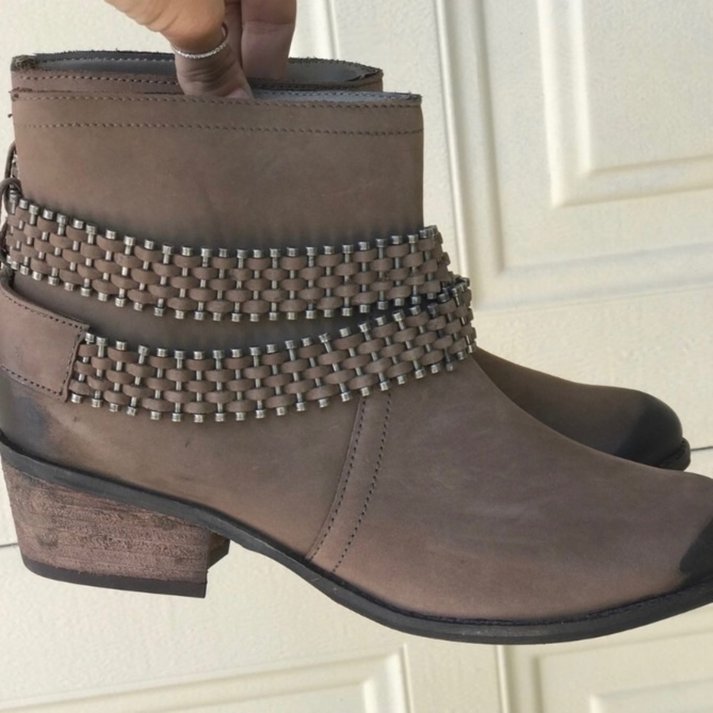 Burnished distressed round toe ankle boots