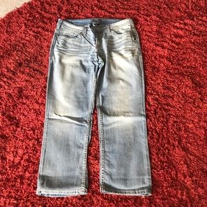 Like new silver jeans capris