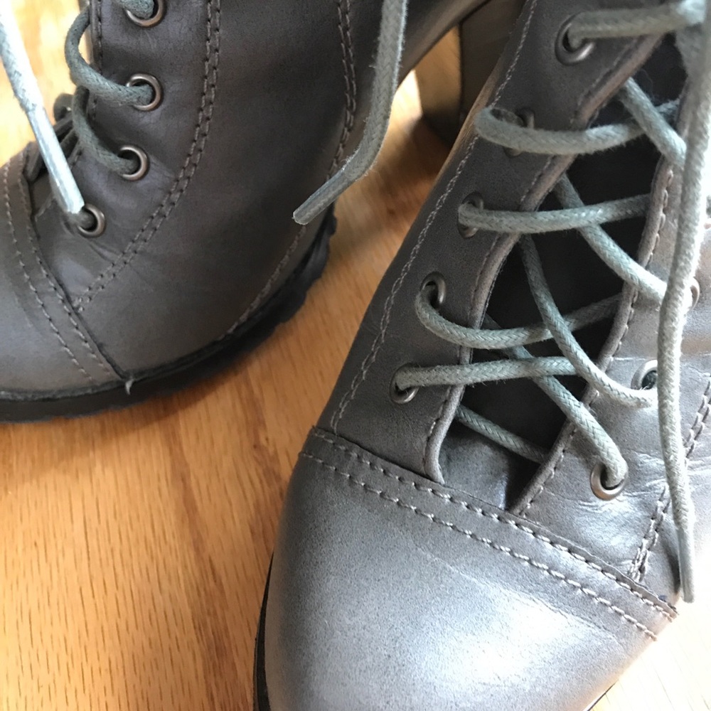 Deena & Ozzy grey leather fashion boots  3" heel.