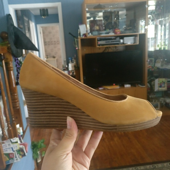 FOSSIL PEEP-TOE CAMEL SUEDE WOODEN WEDGE SHOE - Picture 3 of 4