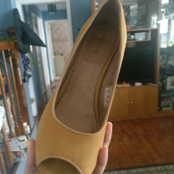 FOSSIL PEEP-TOE CAMEL SUEDE WOODEN WEDGE SHOE - Picture 4 of 4