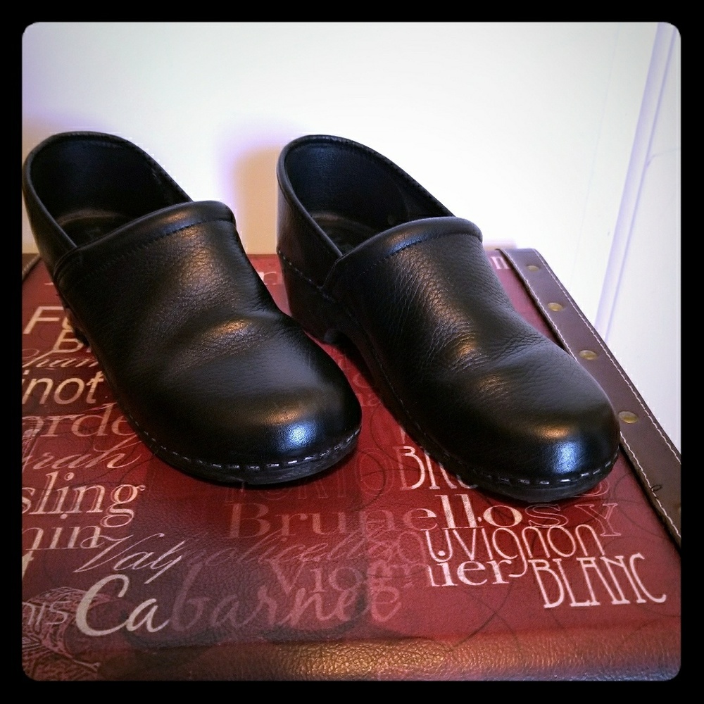Women's  black  clogs