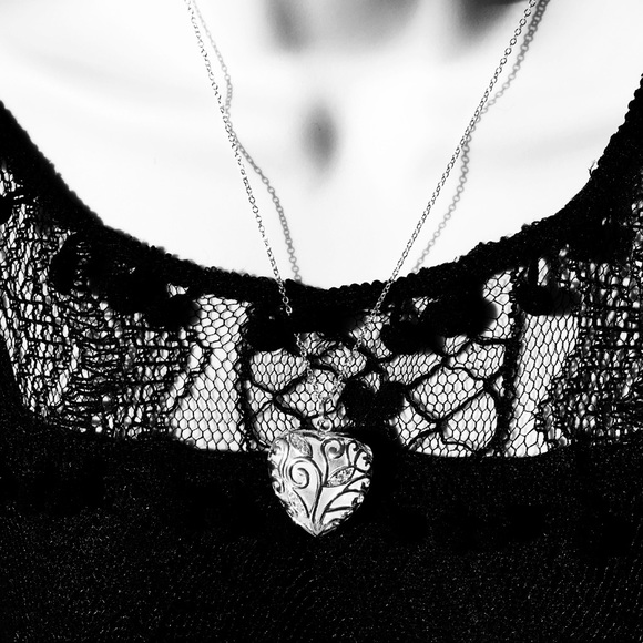 Silver & Crystals Shimmering Heart Pendant NWT - Picture 6 of 6