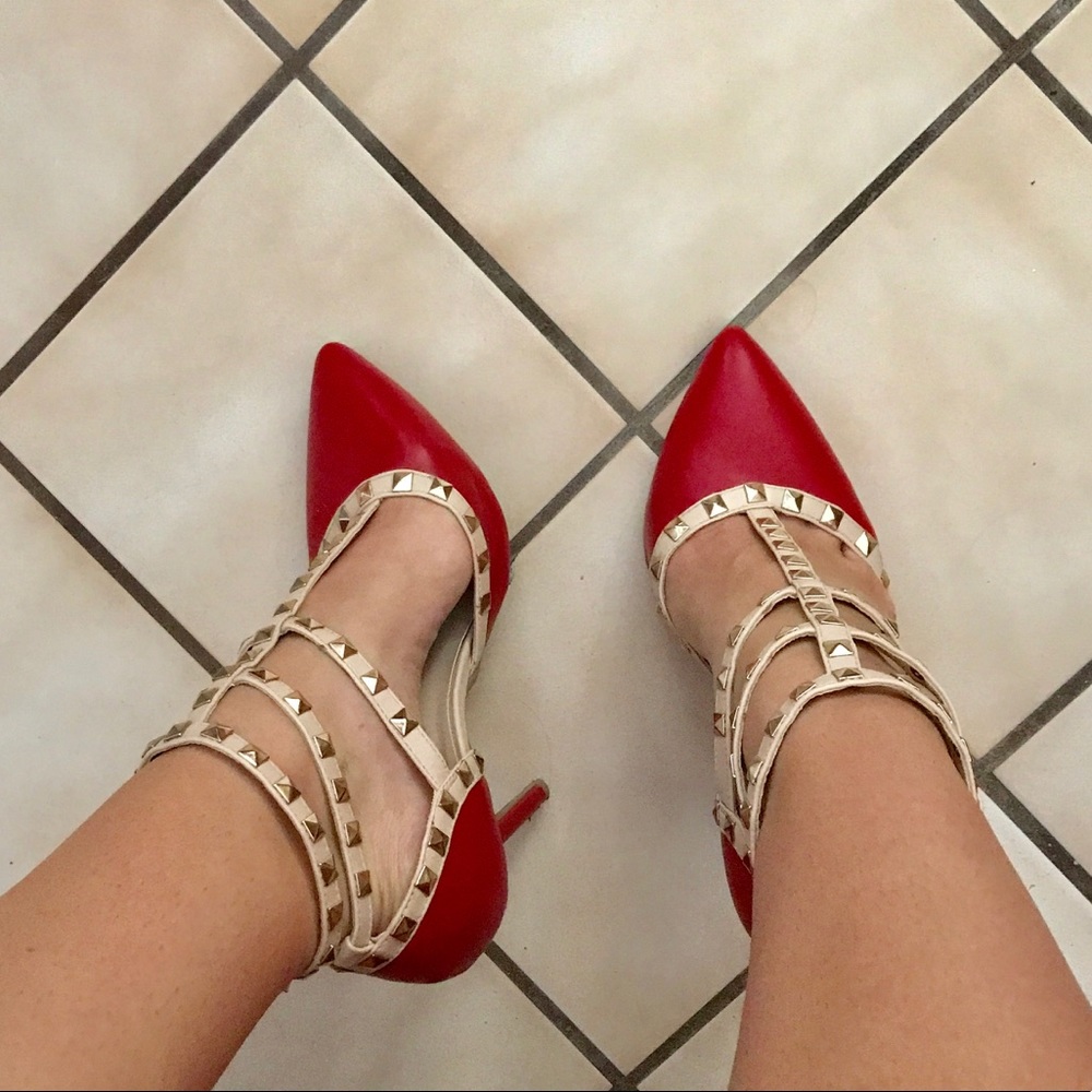 Red heel pumps 👠