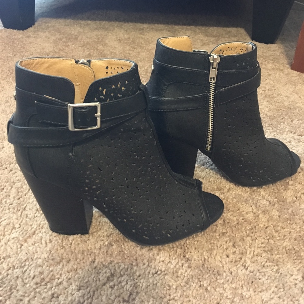 Peep toe, laser-cut, black booties!