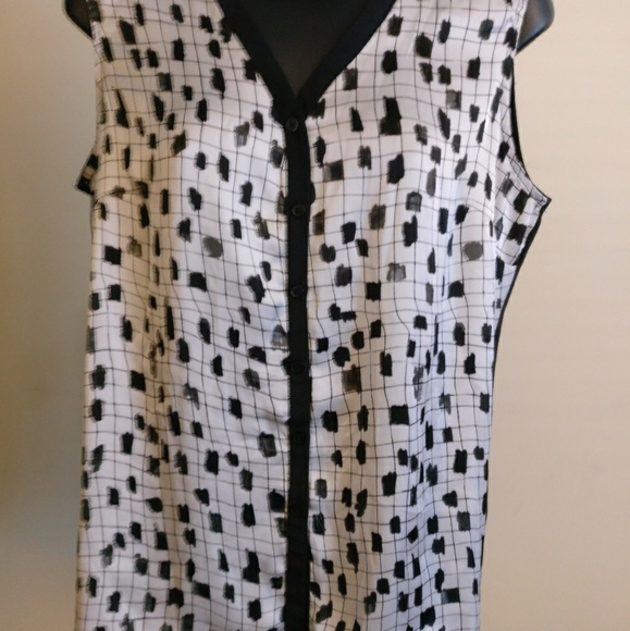 Sleeveless button front blouse - Picture 1 of 4