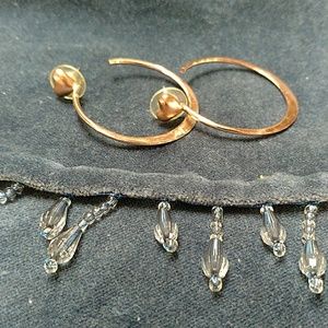 Rose-gold colored loop earring