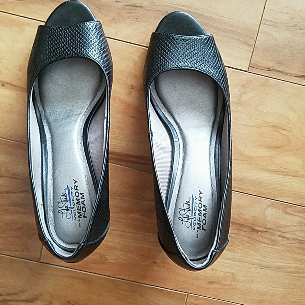 Women's dress shoes