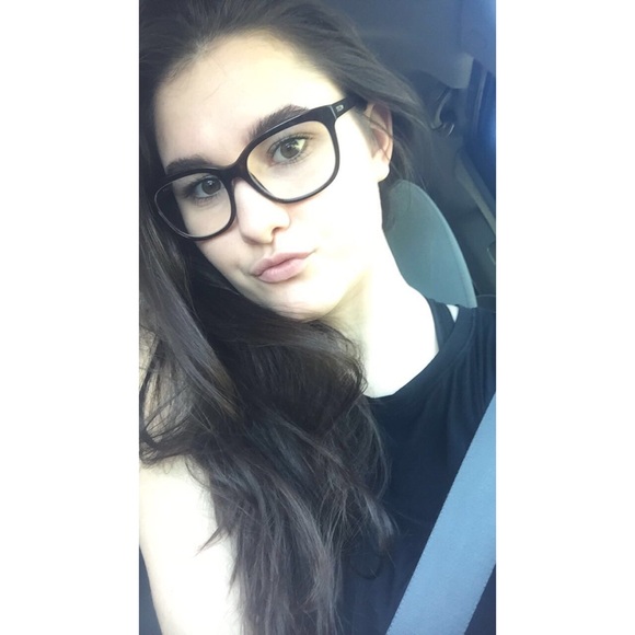 Hi everyone, I'm Maddy! Welcome to my closet💜 - Picture 1 of 5