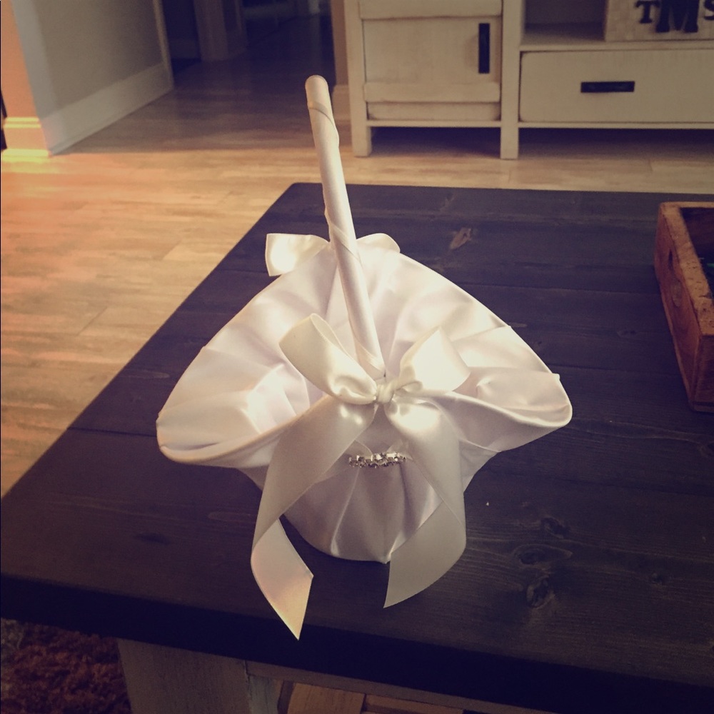 Flower girl basket with petals 💐