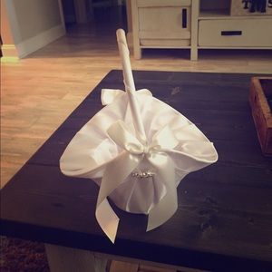 Flower girl basket with petals 💐