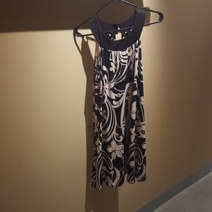 Black and cream polyester/spandex shift dress