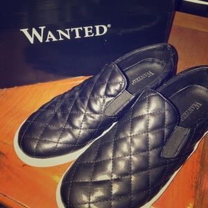 “Wanted” Black flats