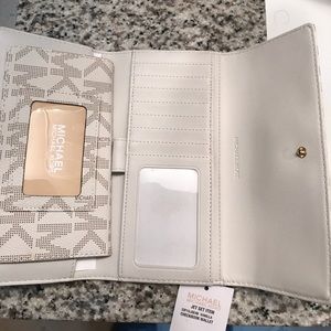 MK logo checkbook wallet BNWT😍💕