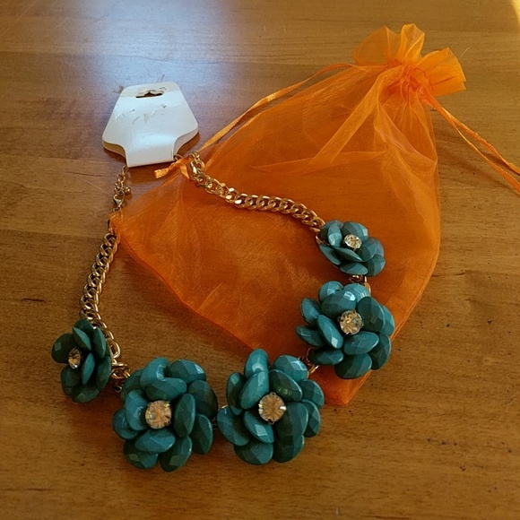 NWT Gold Tone Resin Flower Bib Statement Necklace - Picture 2 of 4