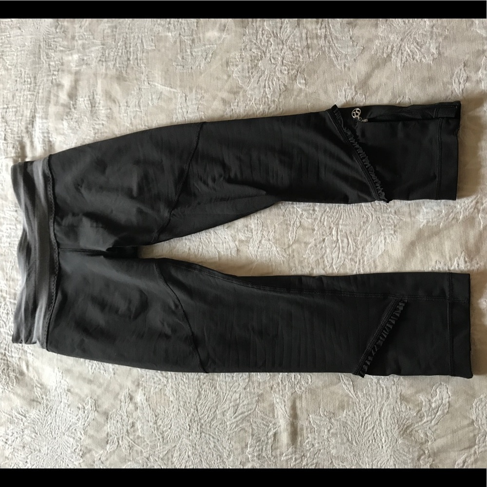 Black Cropped LuLulemon Yoga Pants
