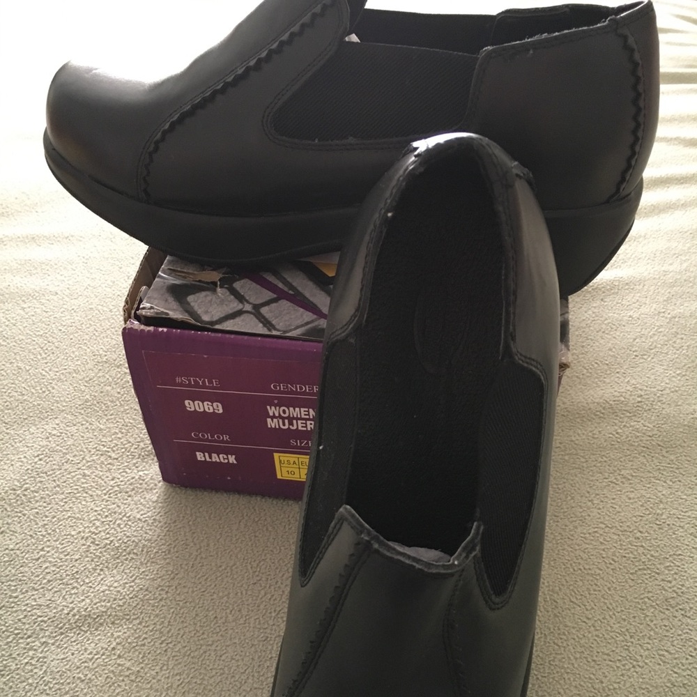 SFC.. woman's work shoes. Size 10