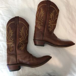 Justin western boots cowboy.