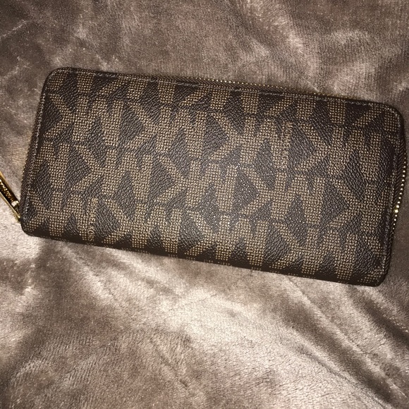 Authentic Mk wallet! - Picture 2 of 4