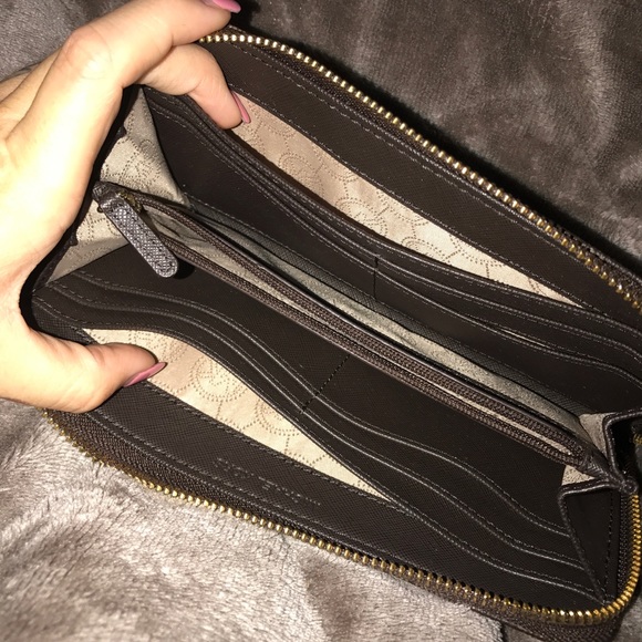 Authentic Mk wallet! - Picture 3 of 4