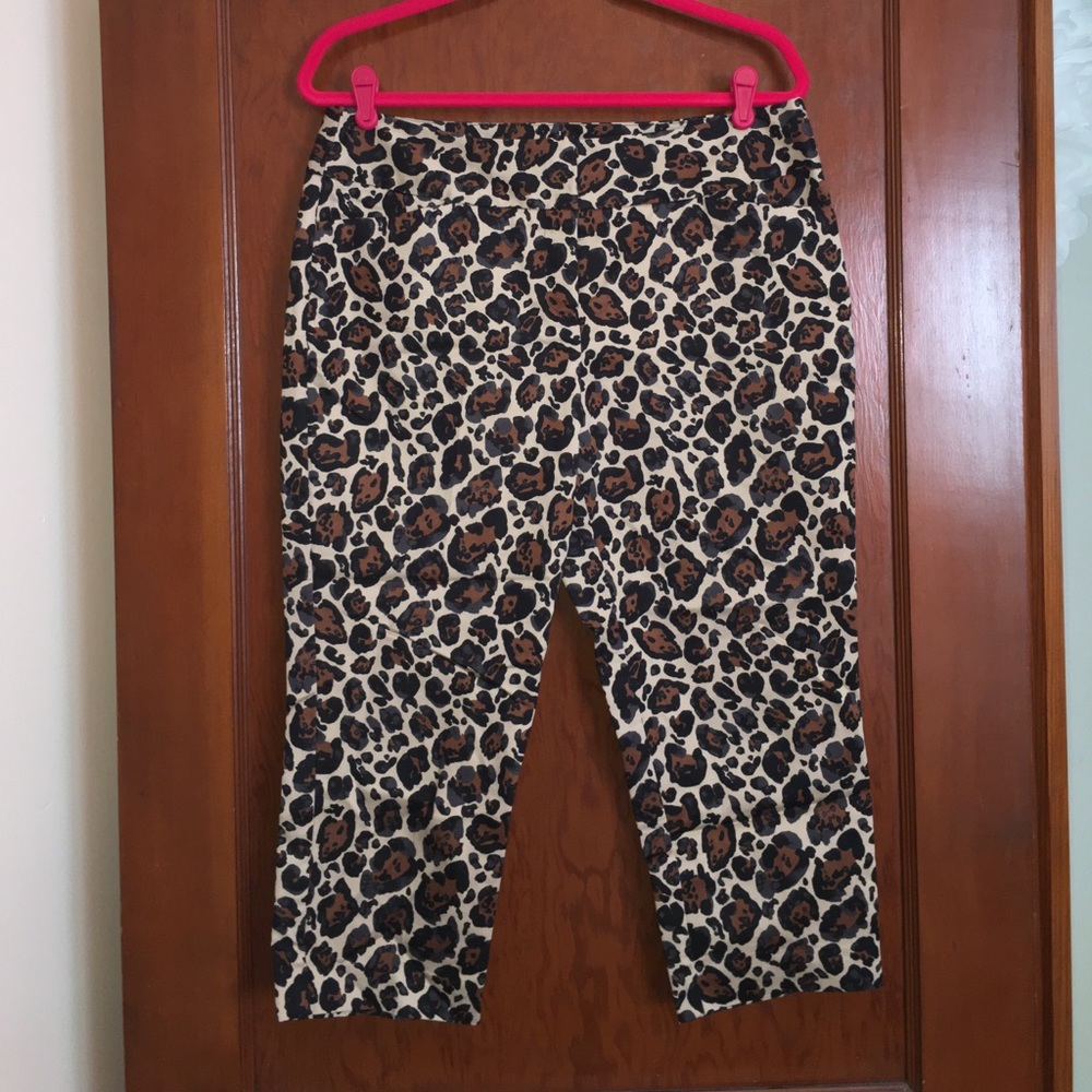 Leopard crop pants