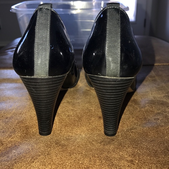 Beautiful and classy black peep toe heels - Picture 3 of 4