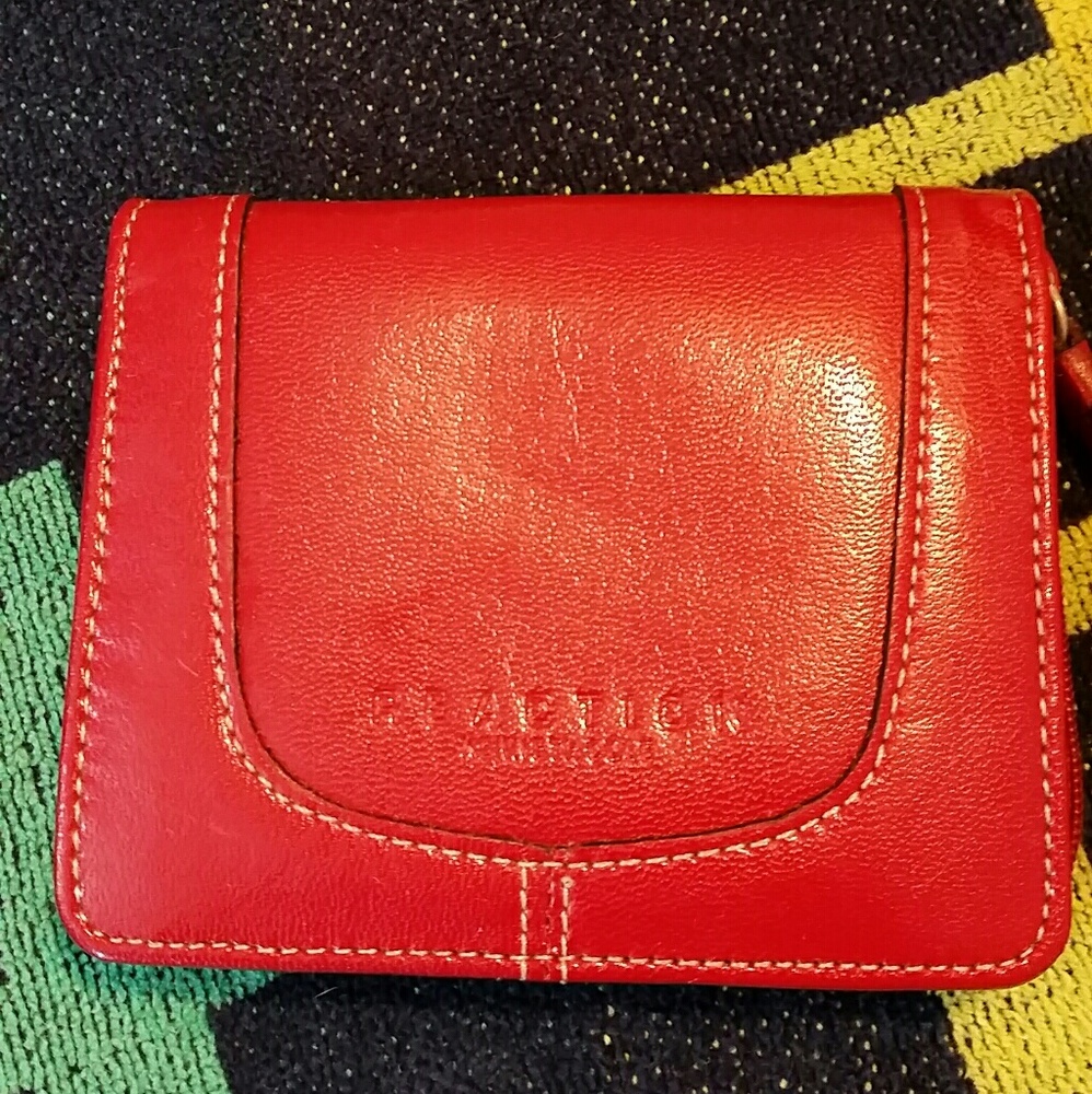 KENNETH COLE LEATHER RED ZIP AROUND WALLET EGPC