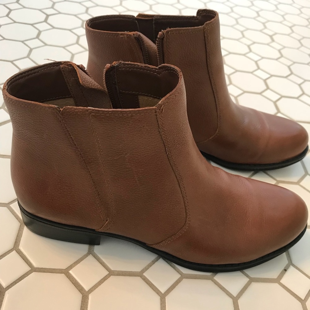 Size 7 Leather Naturalizer Booties - never worn