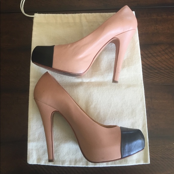 report signature heels