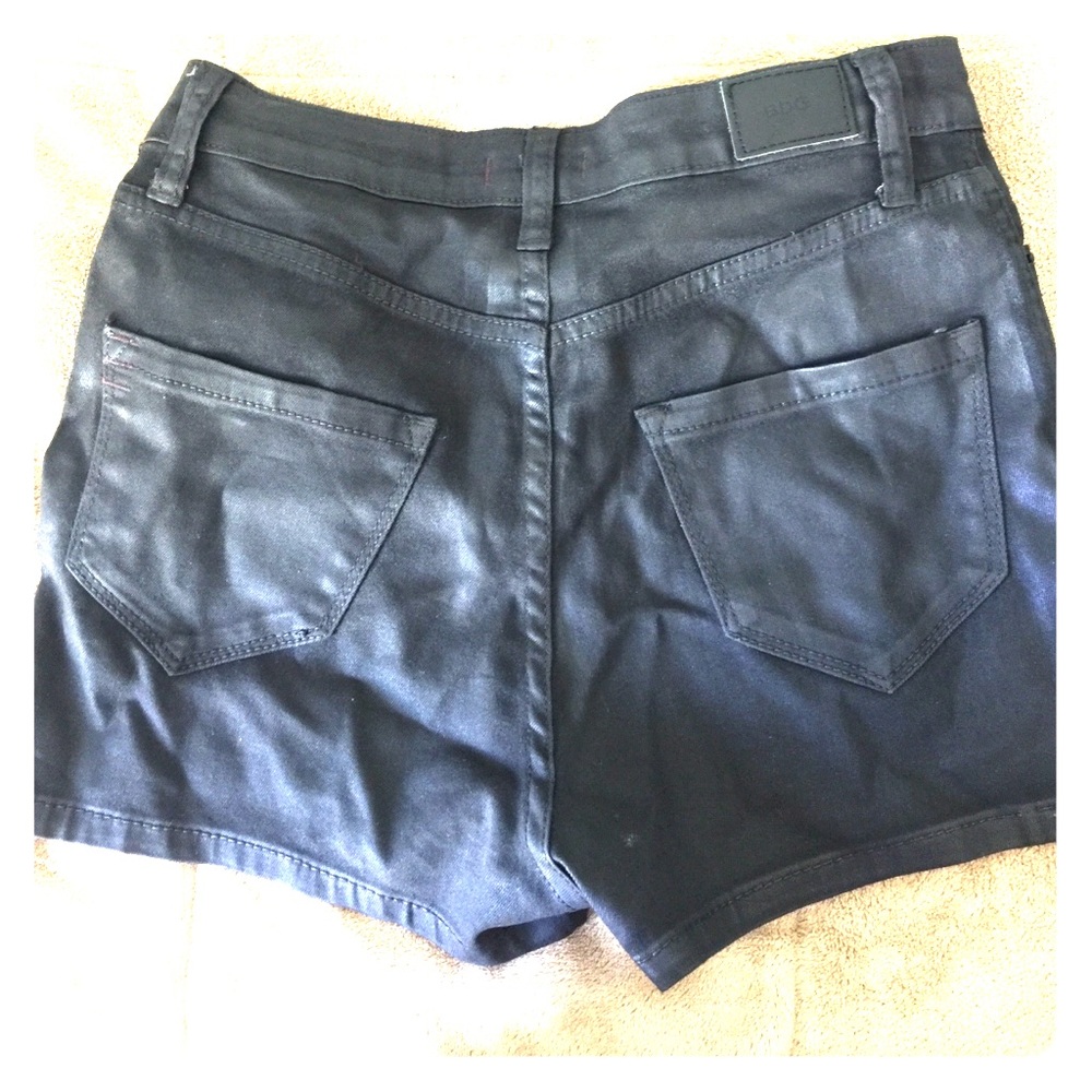 Black mid-rise shorts with sheen look