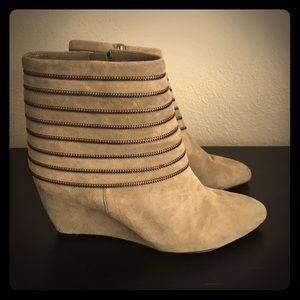 Enzo Angiolini Taupe Suede Booties size 10