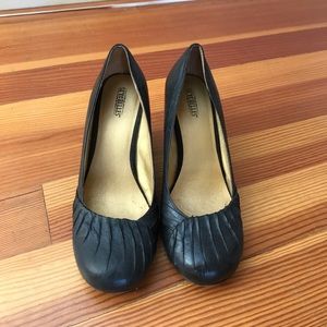 Seychelles Black Pleated Wedges Size 8