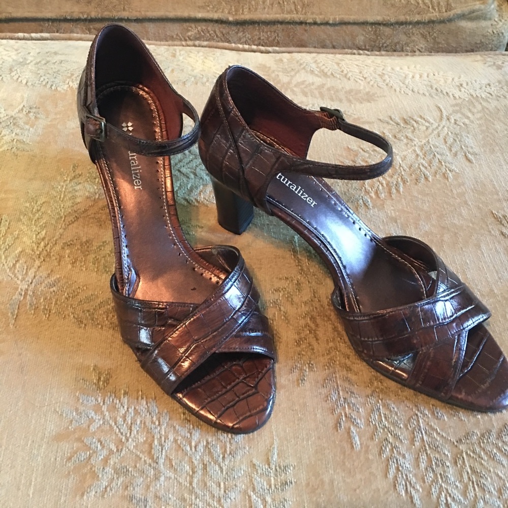 Beautiful bronze alligator "naturalizer" shoes.