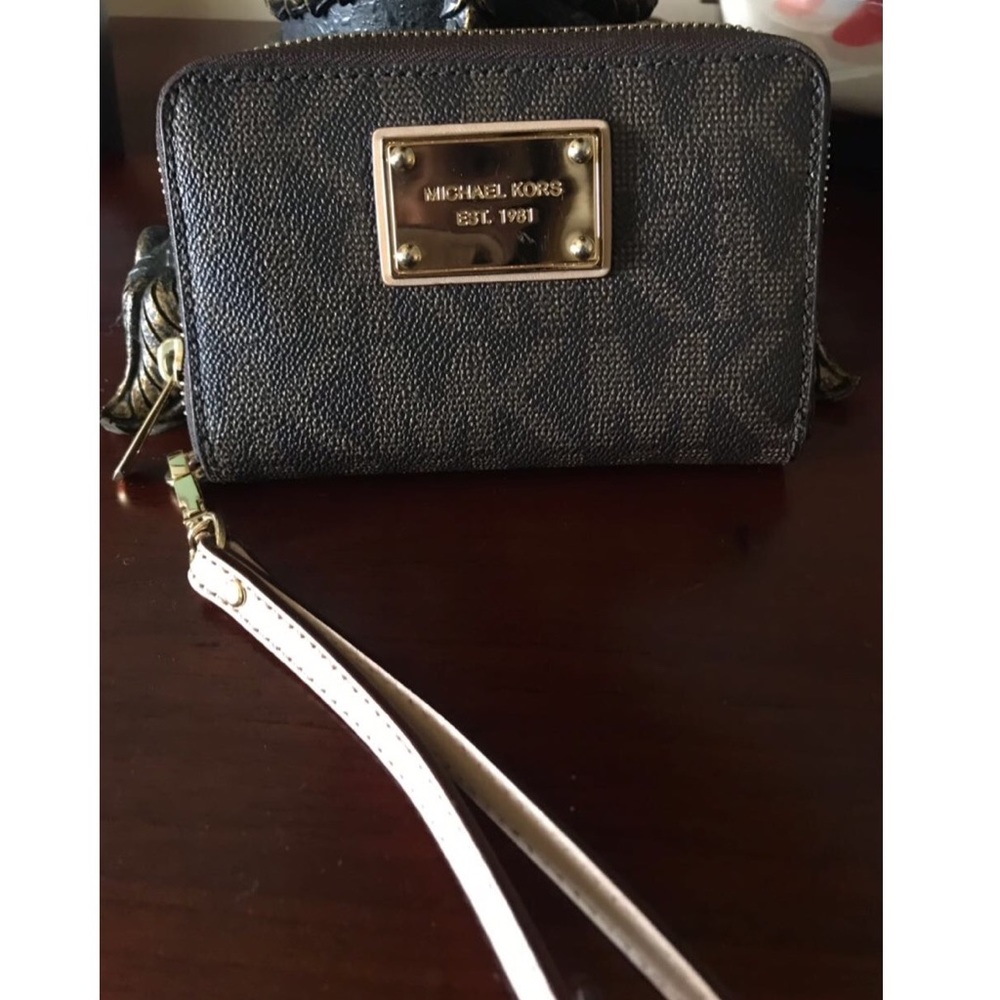 MICHAEL Michael Kors Essential Zip Wallet