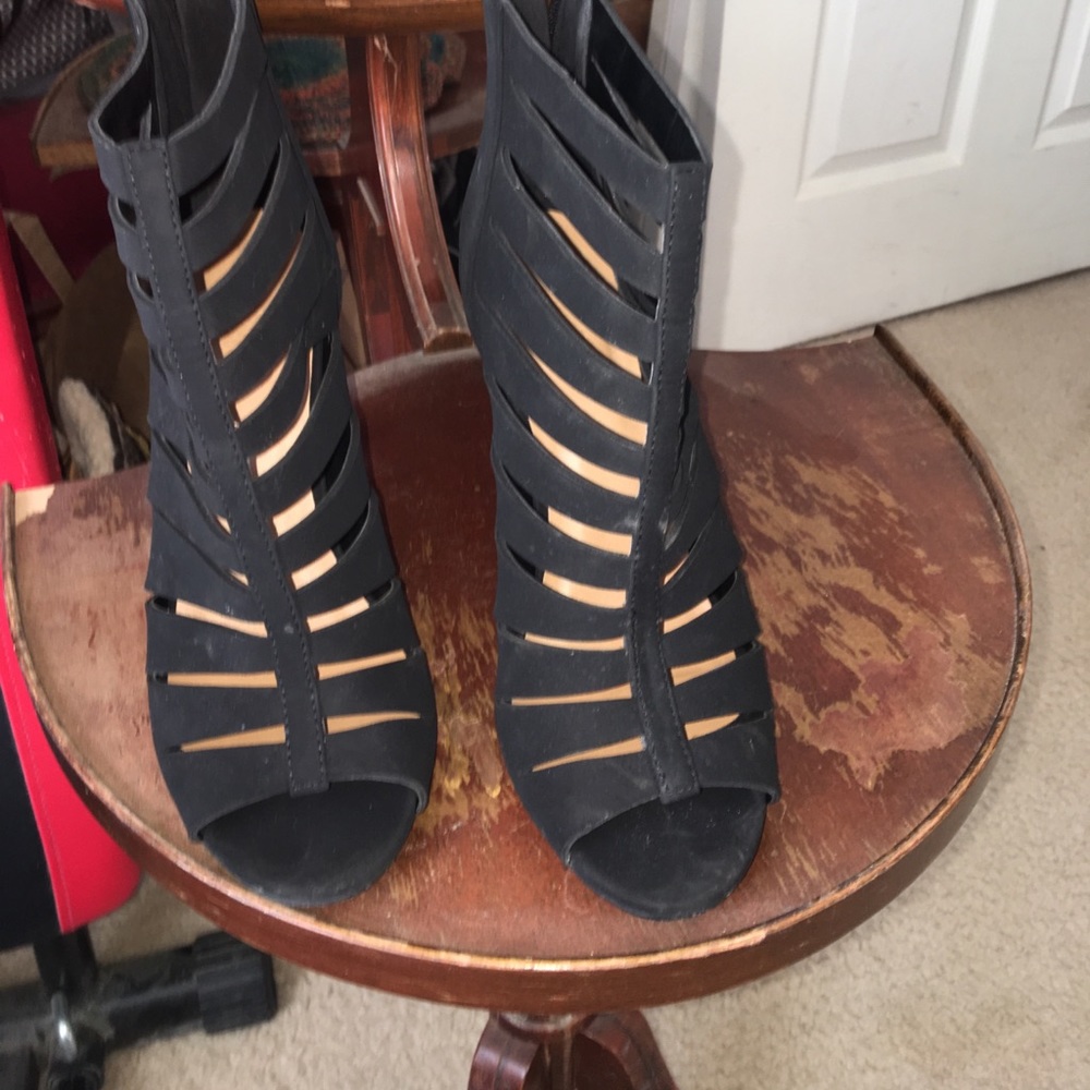 Black heels - Picture 1 of 3