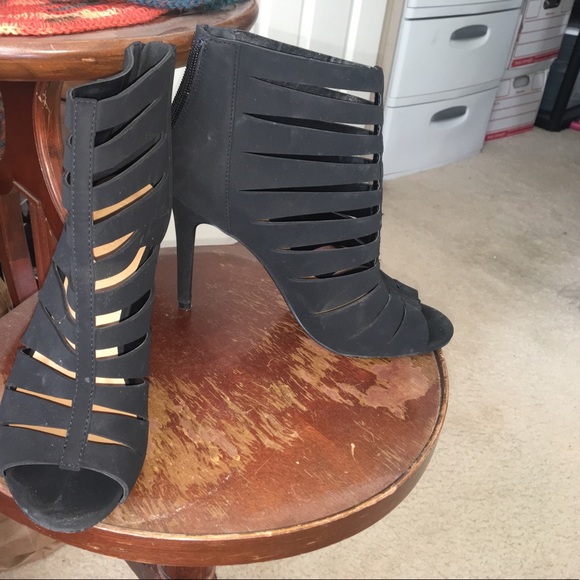 Black heels - Picture 2 of 3