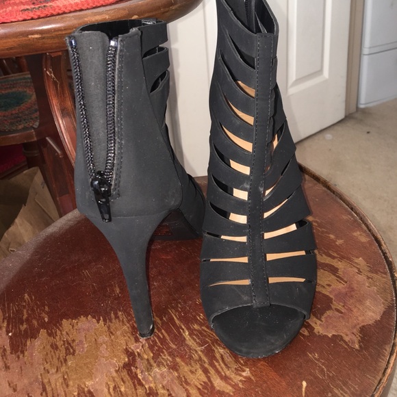 Black heels - Picture 3 of 3