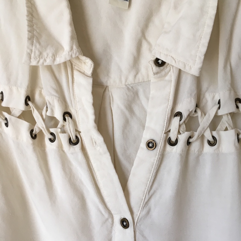 Button Down Sleeveless Top - Picture 5 of 11