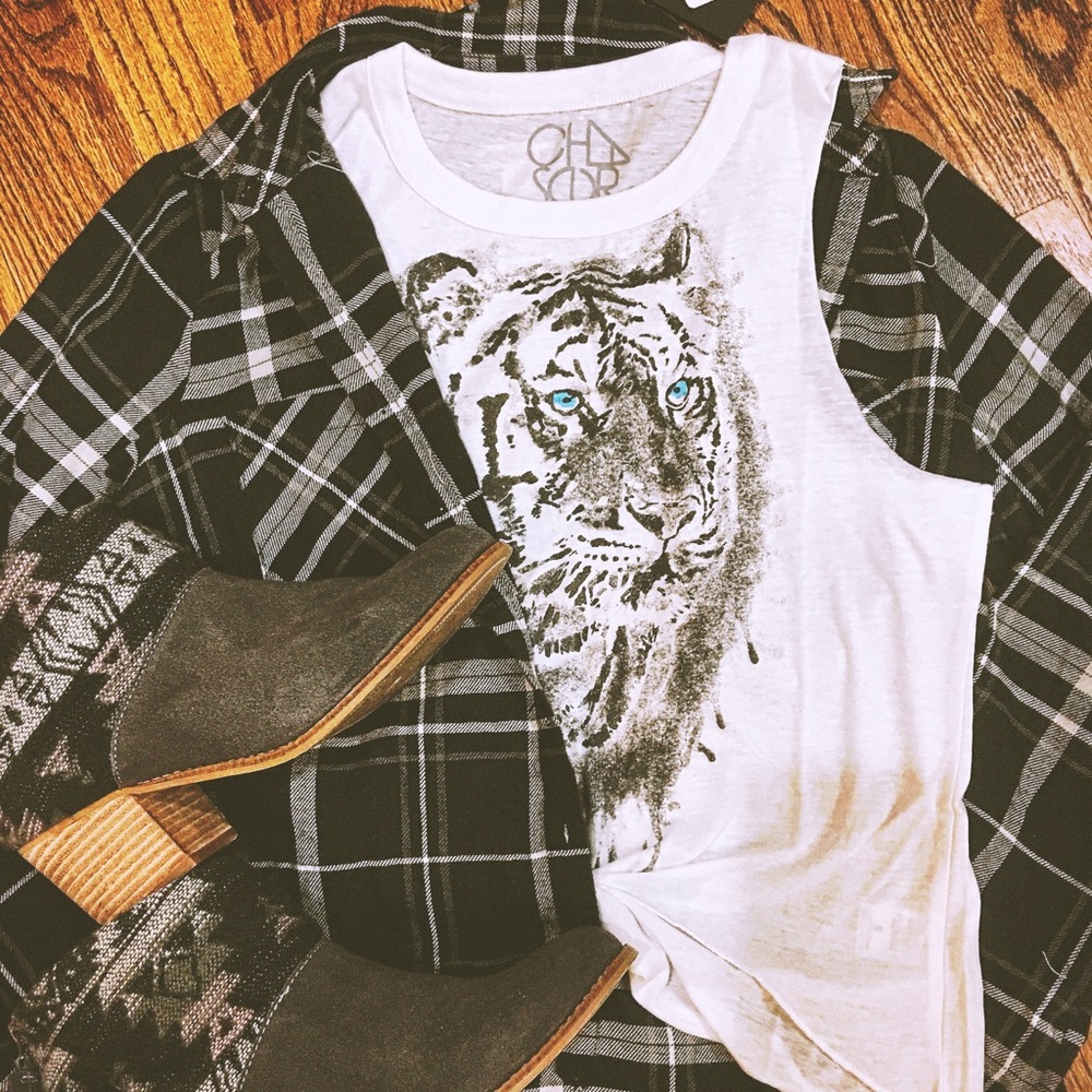  CHASER BLUE EYES CROPPED TANK