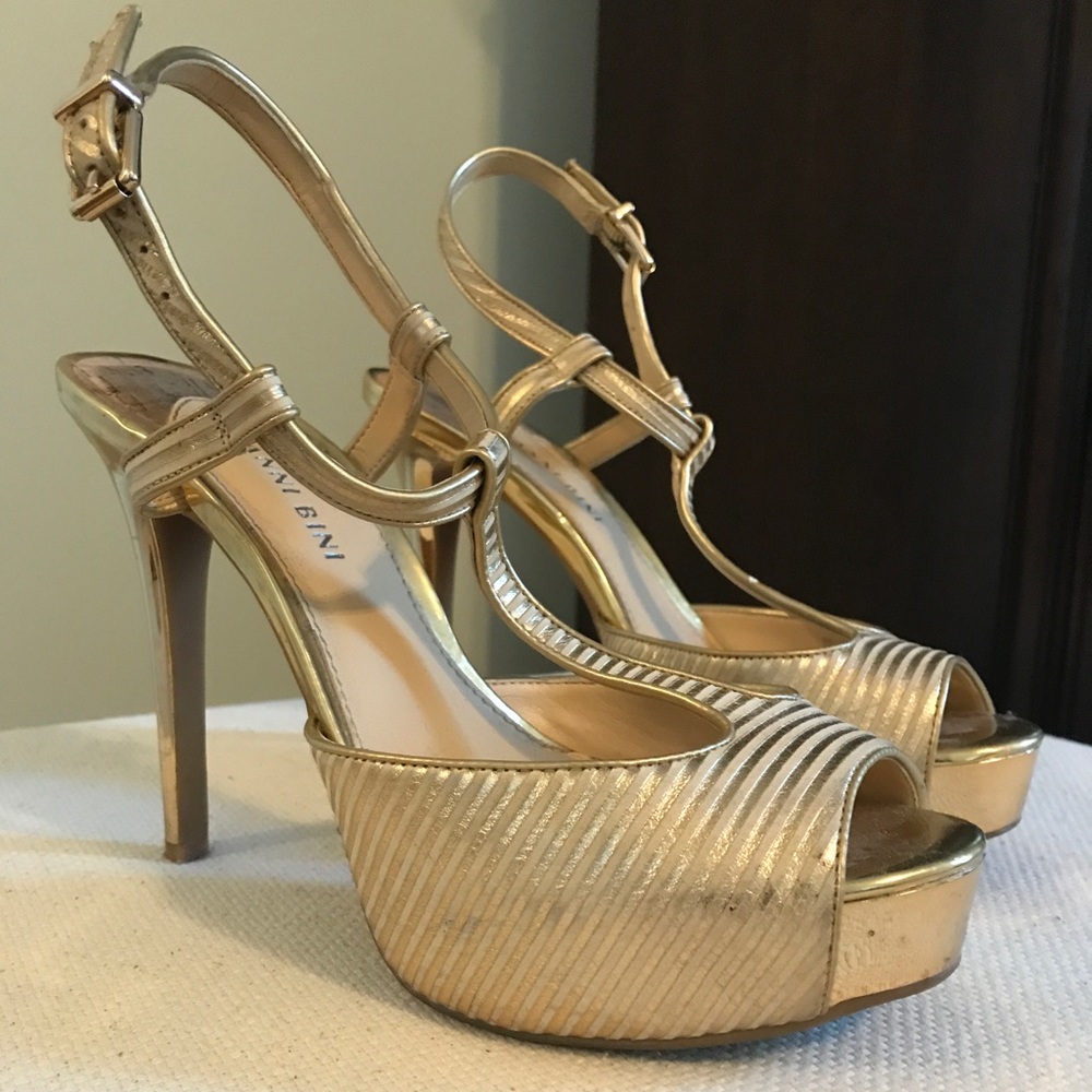 Size 8 Gianni Bini Gold Stripe Heels