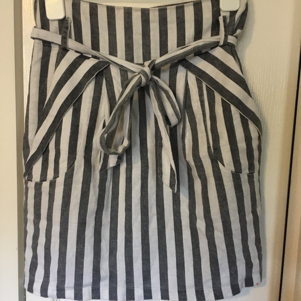 Stripped pencil skirt.