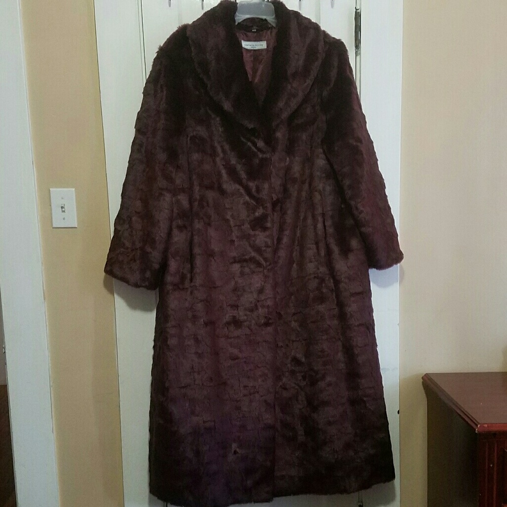 💛HP💛 Deep burgundy  Pamela McCoy Faux Fur coat