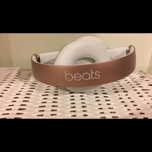 Rose Gold wireless beats headphones.
