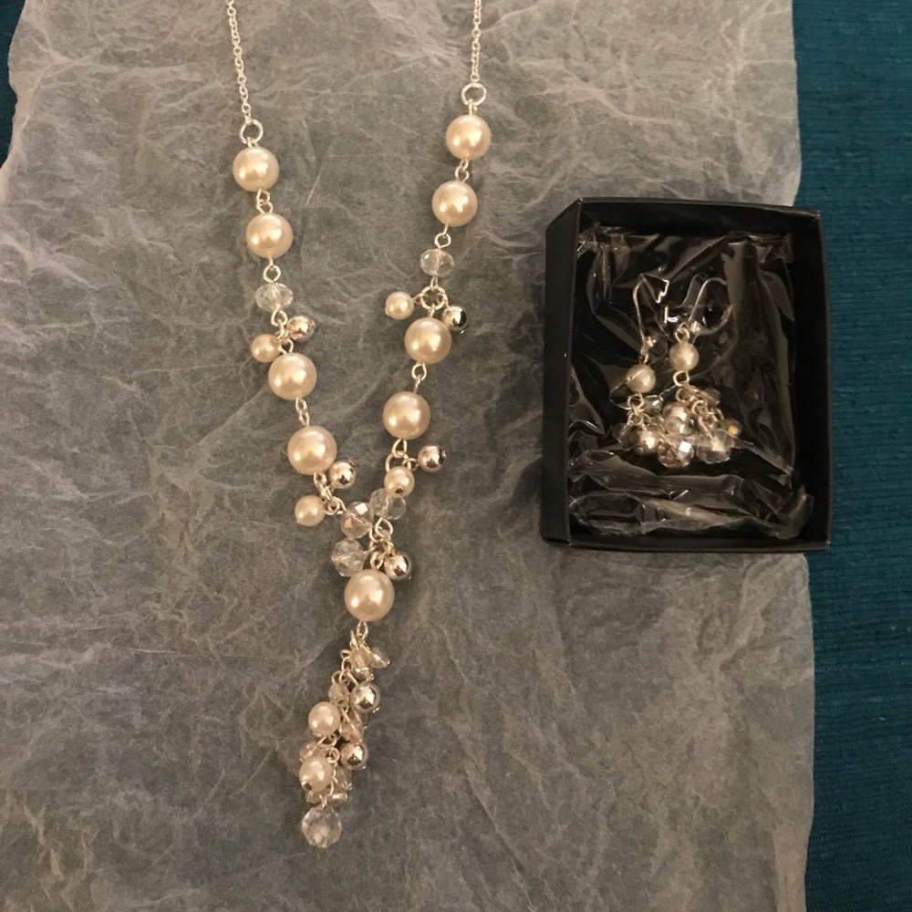 Avon center stage necklace and earrings gift set
