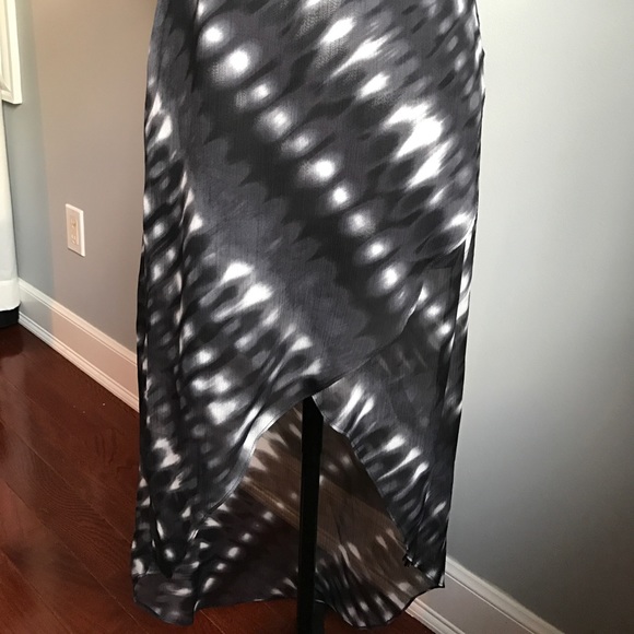Express Hi-Lo Skirt - Picture 4 of 4
