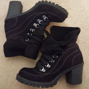 🖤 DONATED🖤Fur lined booties with luggy sole