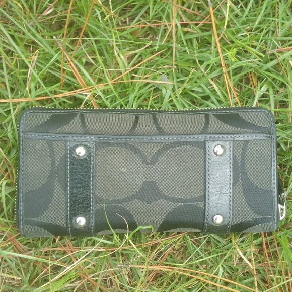 Coach Signature Logo - Picture 3 of 8